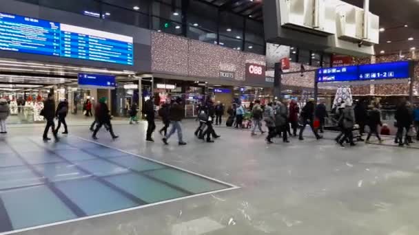 Passageiros a pé na principal estação ferroviária de Viena — Vídeo de Stock