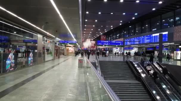 Penumpang berjalan di stasiun kereta api utama Wina — Stok Video