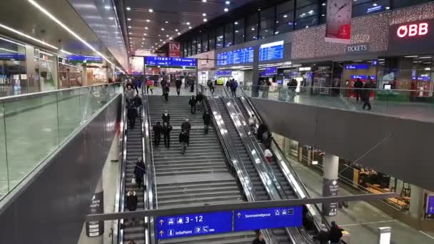 Пассажиры, идущие на центральном железнодорожном вокзале Вены — стоковое видео