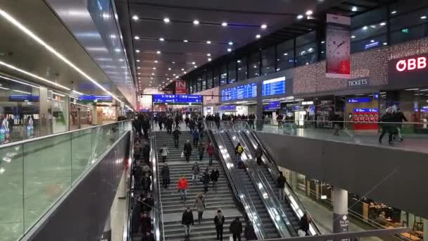 Viyana Merkez Tren İstasyonu yürüme yolcu — Stok video