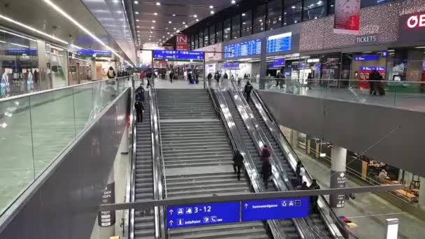 Passagiers lopen op het centraal station van Wenen — Stockvideo
