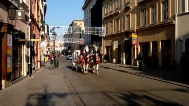 Noel pazarı eski şehrin ana Meydanı çevresinde taşıma turist binmek