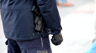 Bir tabanca polis silah kullanmaya hazır silahlı