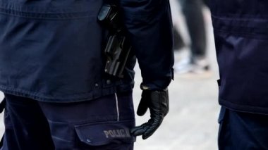 Bir tabanca polis silah kullanmaya hazır silahlı