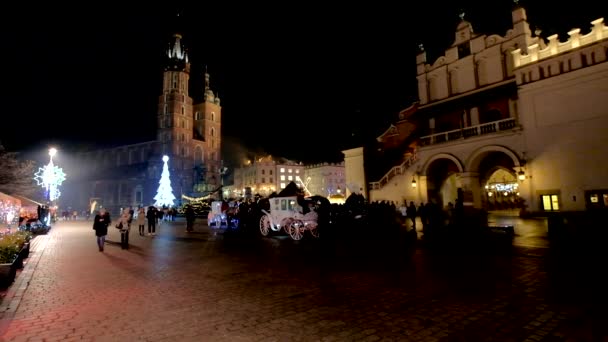 La gente visita el mercado de Navidad en la plaza principal de la ciudad vieja — Vídeo de stock