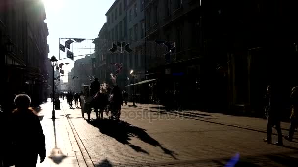 Passeio de turistas em uma carruagem em torno do mercado de Natal na praça principal na cidade velha — Vídeo de Stock