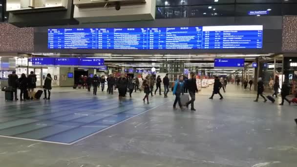 Passageiros a pé na principal estação ferroviária de Viena — Vídeo de Stock