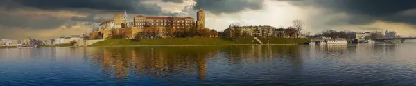 Famoso monumento Castillo de Wawel visto desde Vístula —  Fotos de Stock