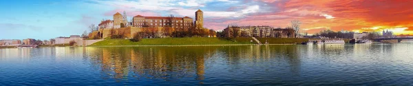 Berömda landmärken såsom Wawel slott sett från Vistula — Stockfoto