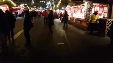 İnsanlar Noel pazarı town hall yakınındaki akşam saatlerinde ziyaret.