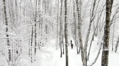 İki kadın bir patika yürüyüşü git