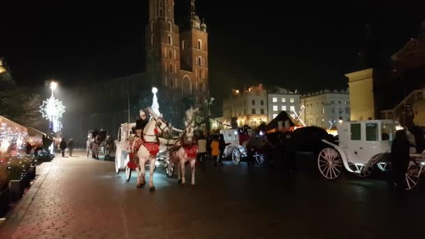 Menschen besuchen Weihnachtsmarkt am Hauptplatz in der Altstadt — Stockvideo