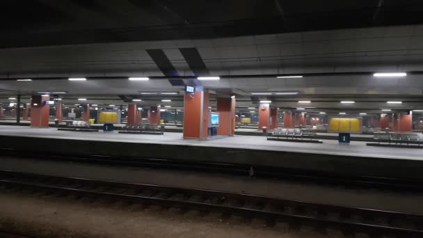 Järnvägsstationen station panorera vänster till höger interiör — Stockvideo