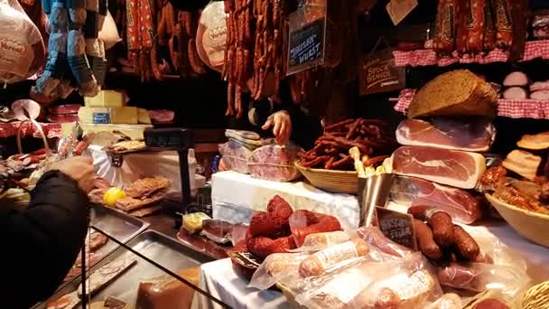 La gente visita el mercado de Navidad en la plaza principal de la ciudad vieja — Vídeos de Stock