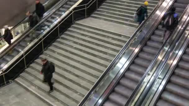 Άνθρωποι στις κυλιόμενες σκάλες και σκαλοπατιών γρήγορα κινείται επάνω και κάτω — Αρχείο Βίντεο