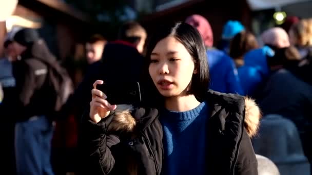 Молодая красивая азиатка записывает видео — стоковое видео