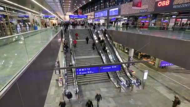 Les gens visitent le marché de Noël près de la mairie le soir — Video