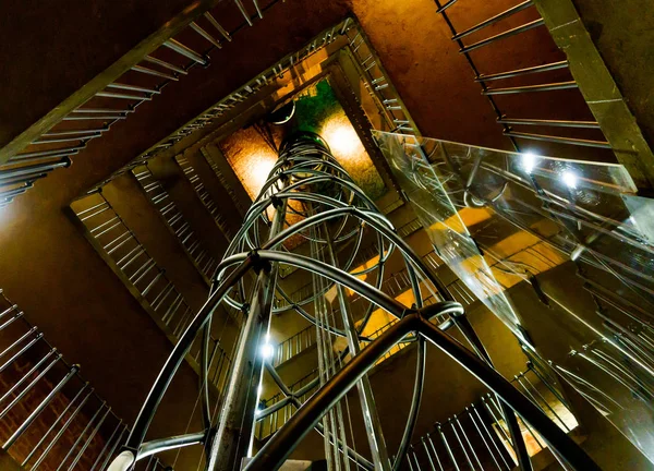 Лифт внутри Пражской астрономической часовой башни — стоковое фото