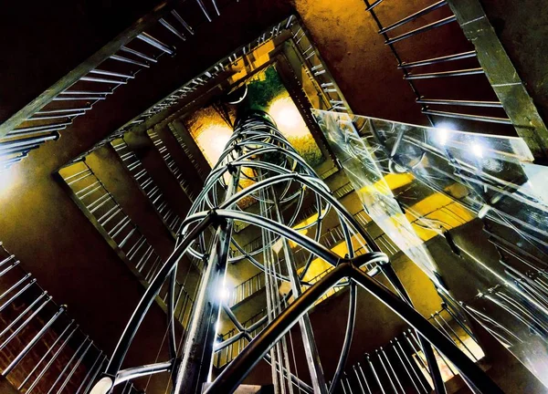 Ascenseur à l'intérieur de la tour de l'horloge astronomique de Prague — Photo