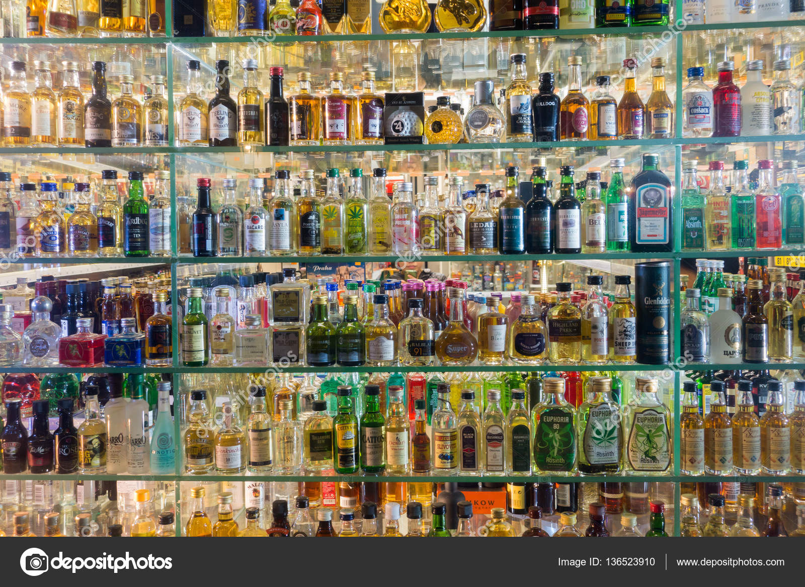Colección de mini botellas de bar en la tienda de alcohol — Foto editorial  de stock © toxawww #136523912