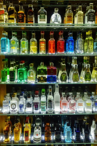 Mini bar coleta de garrafas na loja de álcool — Fotografia de Stock