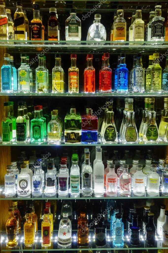 Colección de mini botellas de bar en la tienda de alcohol — Foto editorial  de stock © toxawww #136523912