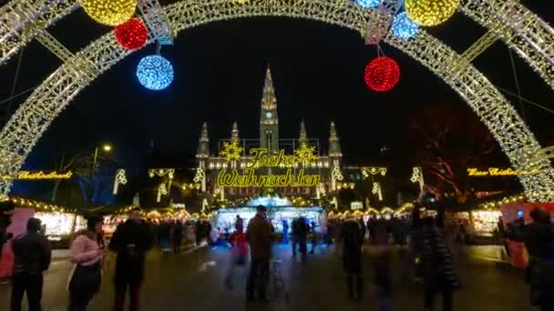 Ember látogat el a karácsonyi vásár közelében városháza este — Stock videók