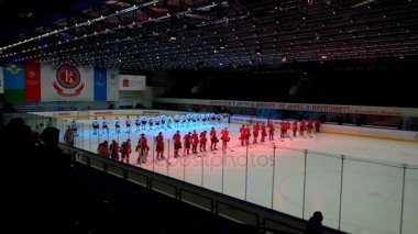 Hokey oyuncuları maçtan önce Ice arena gitmek