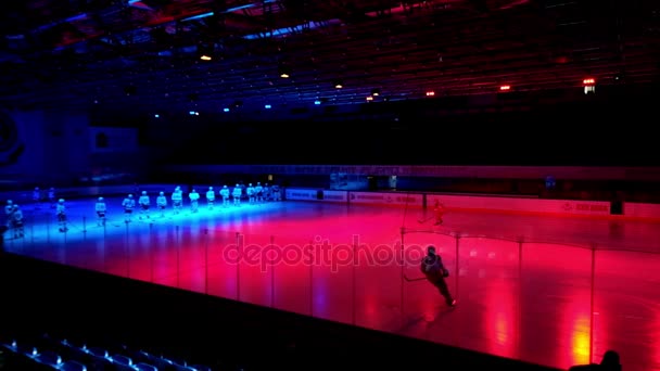 Hockey players go on the ice arena before the match — Stock Video