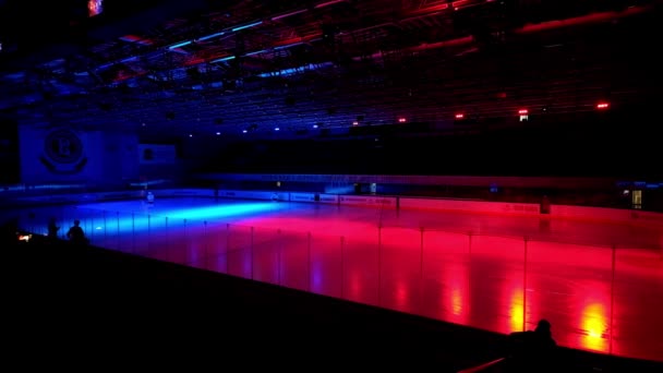 Hockeyspelare gå på isen arenan innan matchen — Stockvideo