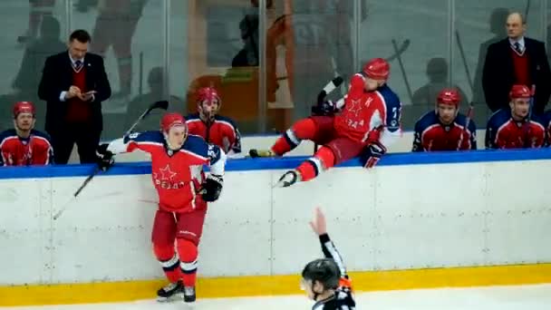 Jugadores de hockey cambian en el partido — Vídeos de Stock