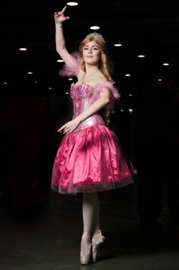 Pembe elbise giyen genç kadın cosplayer