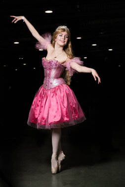 Pembe elbise giyen genç kadın cosplayer