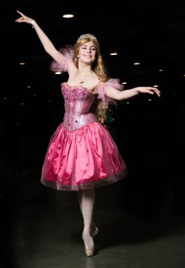 Pembe elbise giyen genç kadın cosplayer