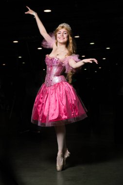 Pembe elbise giyen genç kadın cosplayer