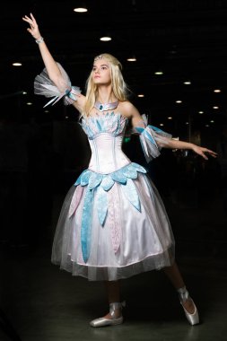 Güzel bir elbise giyen genç kadın cosplayer