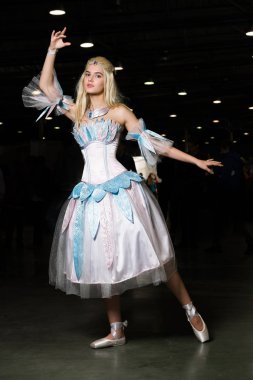 Güzel bir elbise giyen genç kadın cosplayer