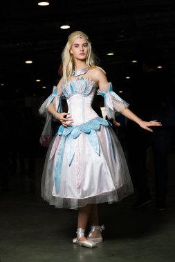 Güzel bir elbise giyen genç kadın cosplayer