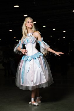 Güzel bir elbise giyen genç kadın cosplayer