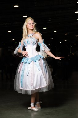 Güzel bir elbise giyen genç kadın cosplayer