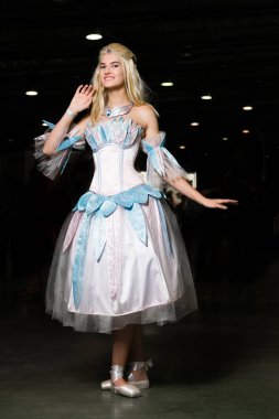 Güzel bir elbise giyen genç kadın cosplayer