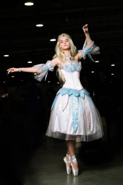 Güzel bir elbise giyen genç kadın cosplayer