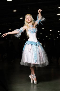 Güzel bir elbise giyen genç kadın cosplayer