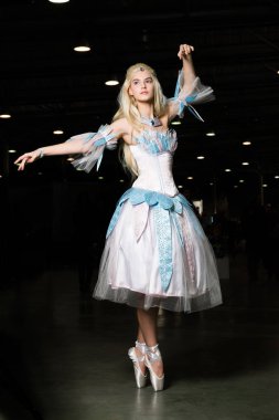 Güzel bir elbise giyen genç kadın cosplayer