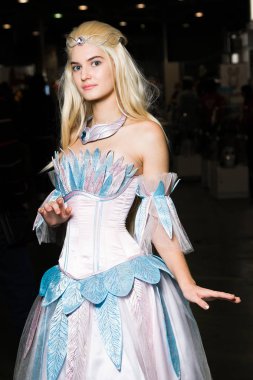 Güzel bir elbise giyen genç kadın cosplayer