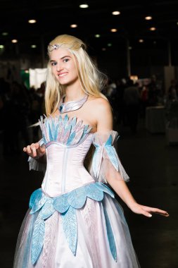 Güzel bir elbise giyen genç kadın cosplayer