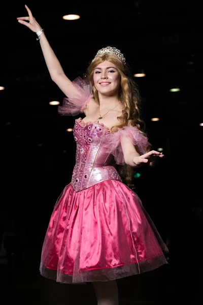 Jovem cosplayer mulher vestindo vestido rosa — Fotografia de Stock