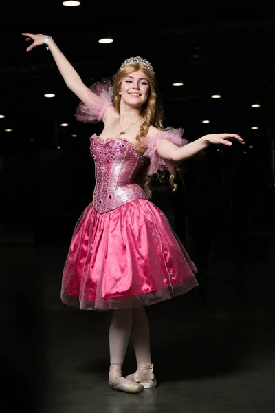 Mujer joven cosplayer vistiendo vestido rosa — Foto de Stock