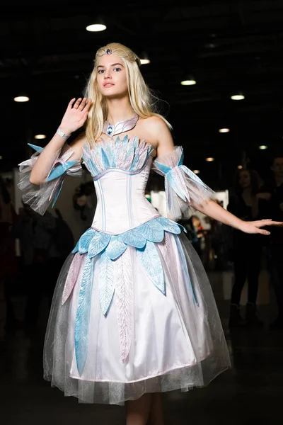Νεαρή γυναίκα cosplayer φορώντας όμορφο φόρεμα — Φωτογραφία Αρχείου