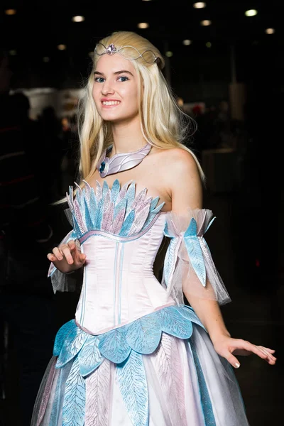 Güzel bir elbise giyen genç kadın cosplayer